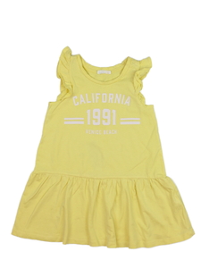 Žluté šaty s nápisy 