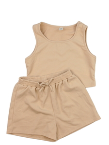 Hnědý crop top a kraťasy 