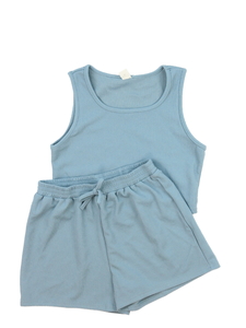 Modrý crop top a kraťasy