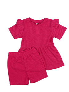 Růžové triko s volánky a kraťasy