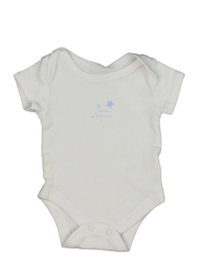 Bílé body s malým modrým nápisem