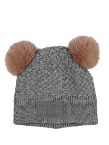 Šedá čepice s bambulemi 