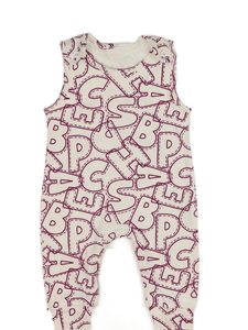 Bílý overal s fialovými písmeny 
