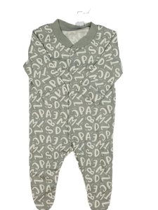 Šedý overal s písmeny 