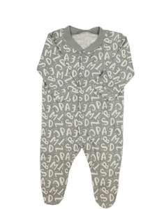 Šedý overal s písmeny 