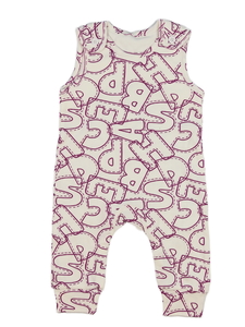 Bílý overal s fialovými písmeny 
