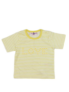 Bílé triko se žlutými pruhy a nápisem 