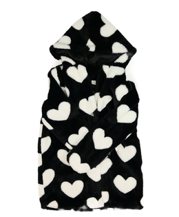 Černý chlupatý kabátek se srdíčky 