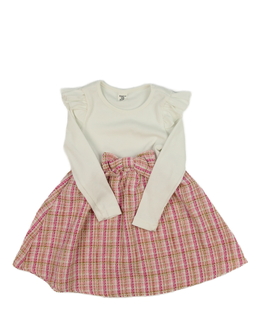 Světlé šaty s volánky s růžovou sukní 