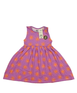 Nové fialové šaty se slunci 