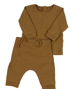 Hnědé žebrované triko a legíny