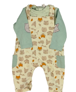 Krémový overal a zelené triko 