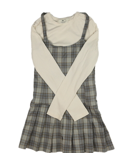 Krémové triko a modré šaty