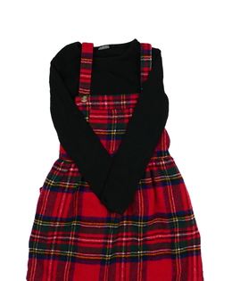 Červené šaty a černé triko Next