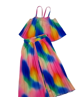 Duhový crop top a široké kalhoty 