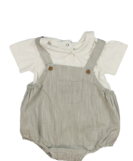 Bílé triko a šedé body 