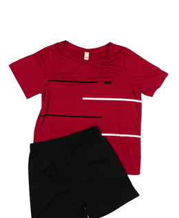 Červené triko a černé kraťasy