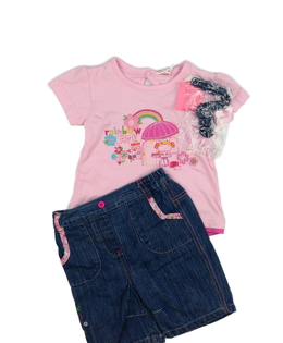 Nové růžové triko, modré kalhoty a čelenka 