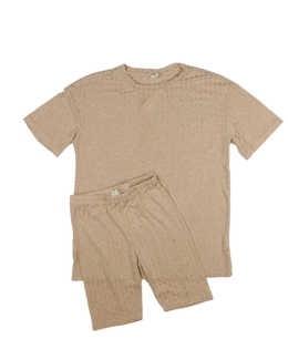 Hnědé triko a kraťasy 