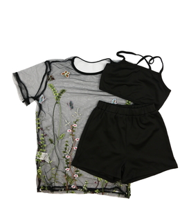 Černý crop top, kraťasy a síťované krásné triko
