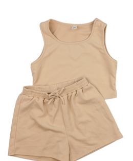 Hnědý crop top a kraťasy 