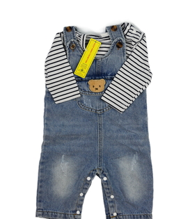 Nové triko a riflový overal s medvědem 