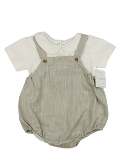 Nové bílé triko a šedý overal 