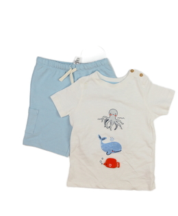 Bílé triko a modré kraťasy F&F