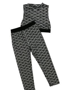 Světlý vzorovaný crop top a legíny 