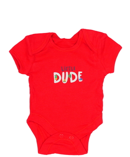 Červené body s malým nápisem Primark