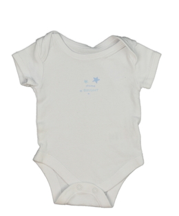 Bílé body s malým modrým nápisem