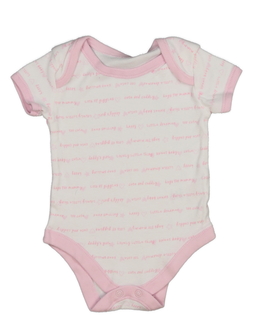 Bílé body s růžovými nápisy 