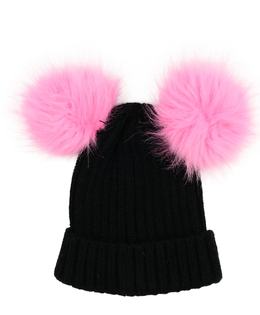 Černá čepice s růžovými bambulemi 