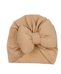 Béžová čepice s mašlí 