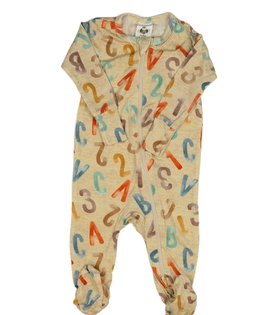 Hnědý lehký overal s číslicemi a písmeny 