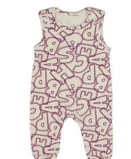 Bílý overal s fialovými písmeny 