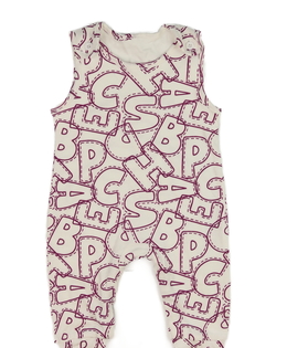 Bílý overal s fialovými písmeny 