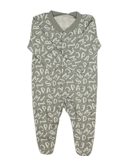 Šedý overal s písmeny 