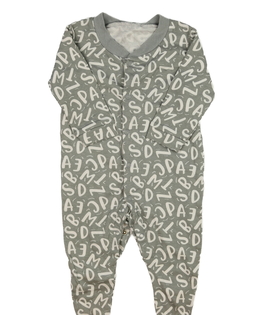 Šedý overal s písmeny 