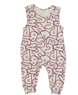 Bílý overal s fialovými písmeny 