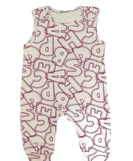 Bílý overal s fialovými písmeny 