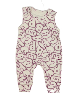 Bílý overal s fialovými písmeny 