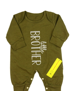 Nový zelený overal s nápisem 