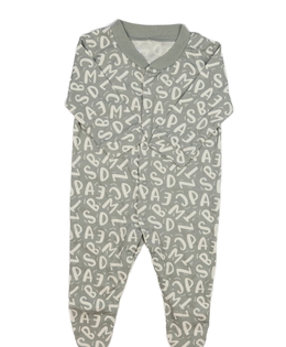 Šedý overal s písmeny 