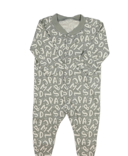 Šedý overal s písmeny 