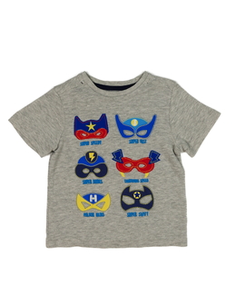 Šedé triko s maskami