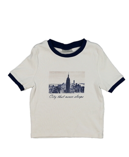 Bílý žebrovaný crop top s městem