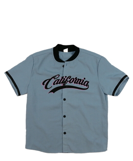 Modré triko na knoflíky s nápisem 