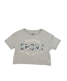Šedý crop top s nápisy F&F