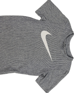 Šedé sportovní triko Nike 